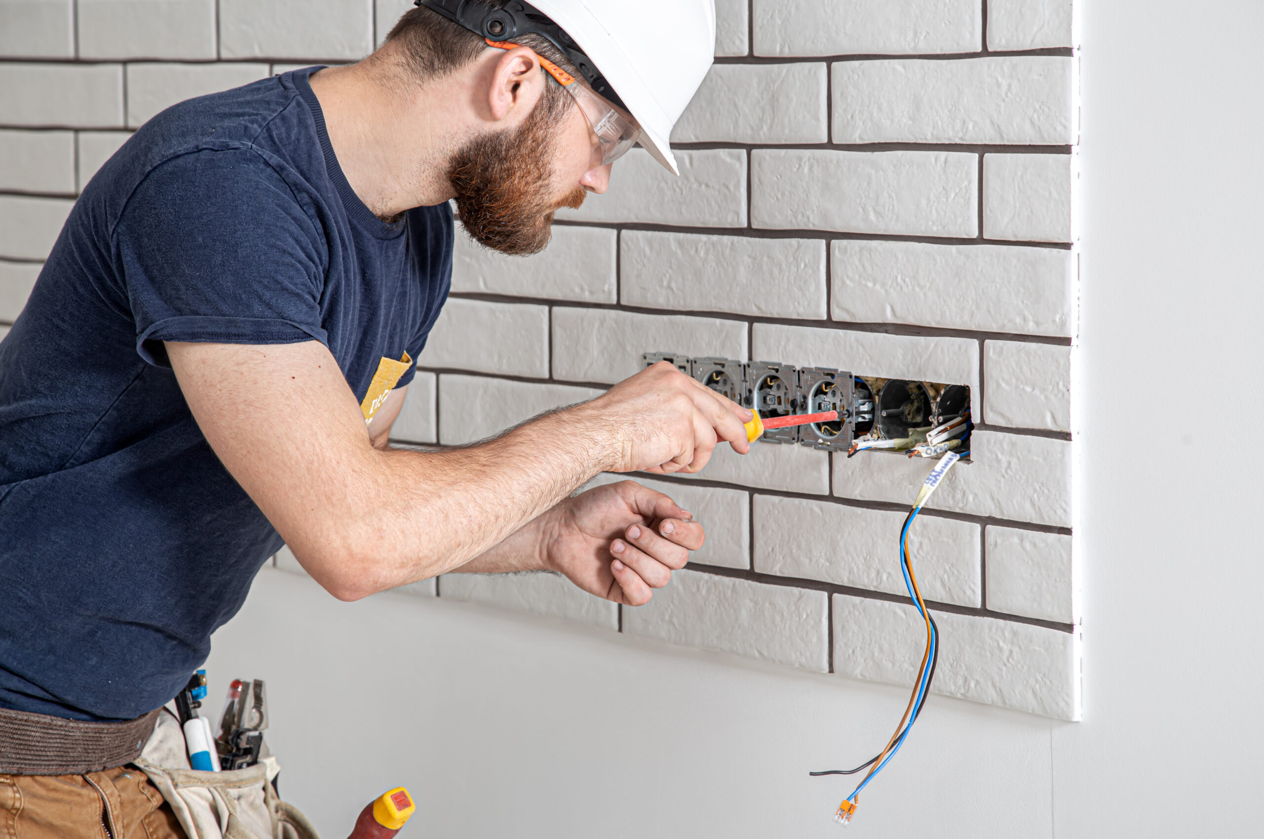 Rohinstallation mit Kabeltrassen und Steigezone in einem Neubau im Rohbauzustand